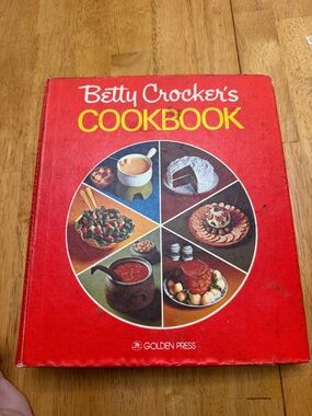 Vintage 1976 Betty Crocker Cookbook Red Binder Golden Press 3 Ring Classic